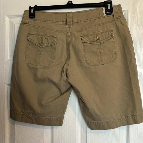 Levi’s women’s tan 10” inseam shorts size 8 - Picture 6 of 9